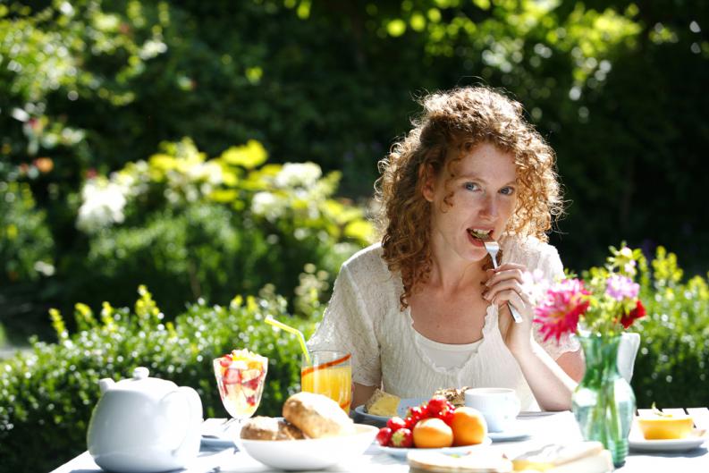 mujer comiendo saludable