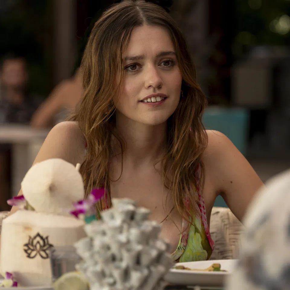mujer sentada en una mesa