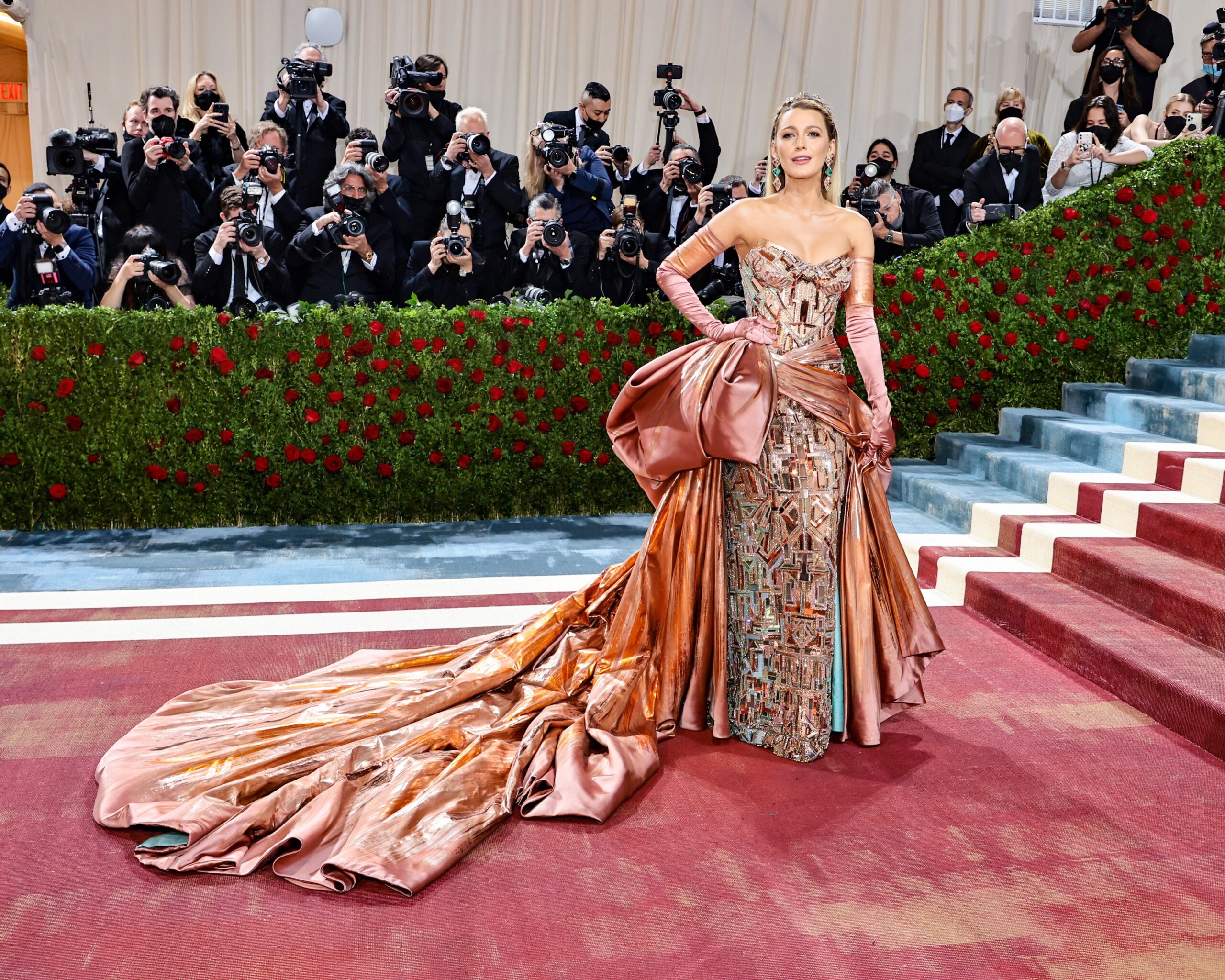 mujer con vestido en la alfombra roja