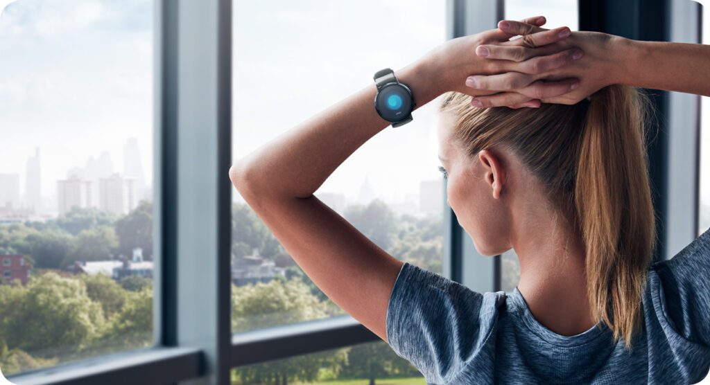 mujer en una ventana