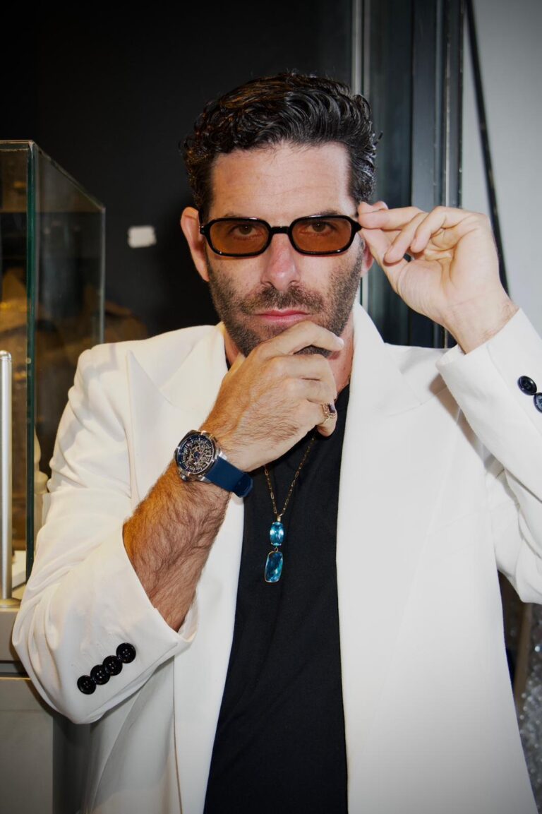El productor de Moda Nicolás Freijo probando lo nuevo de ive joyas
